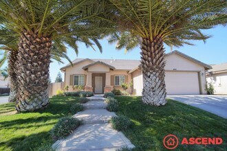 Building Photo - Wonderful Home Close to Golf Course!