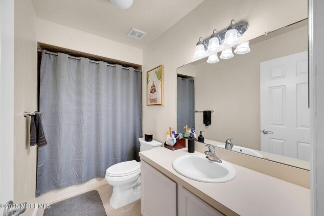 Building Photo - 33 S Pointe Cir