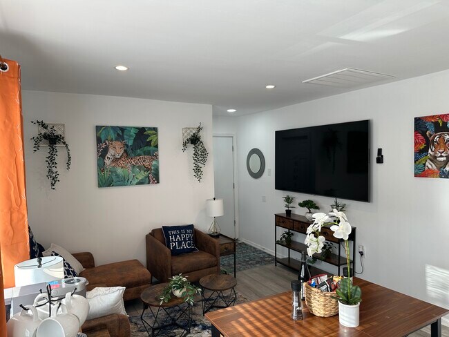 Building Photo - 3826 W 9th St