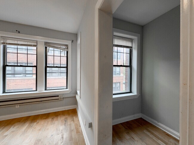 Building Photo - 4424 N Wolcott Ave