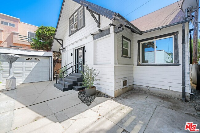 Building Photo - 1246 N Formosa Ave