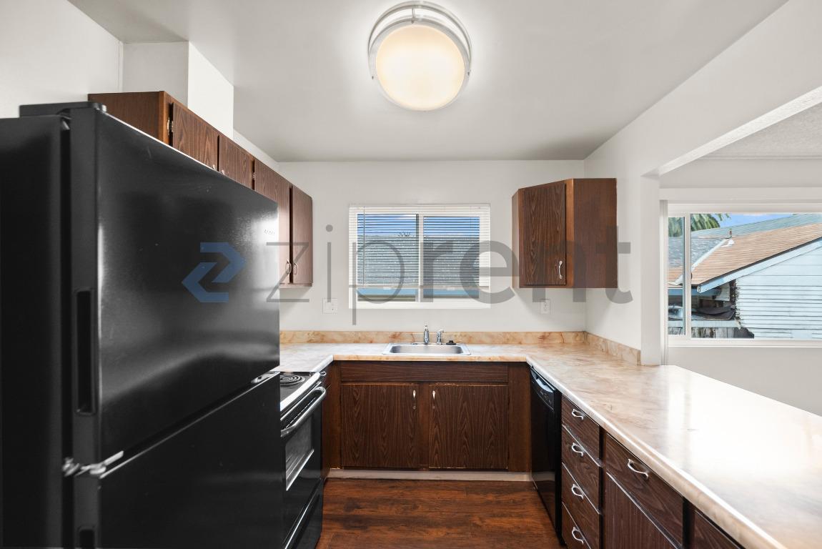 Building Photo - Unit 4