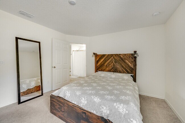 Building Photo - Bright & Spacious 3 Bedroom, 2 Bathroom Home with 2-Car Garage