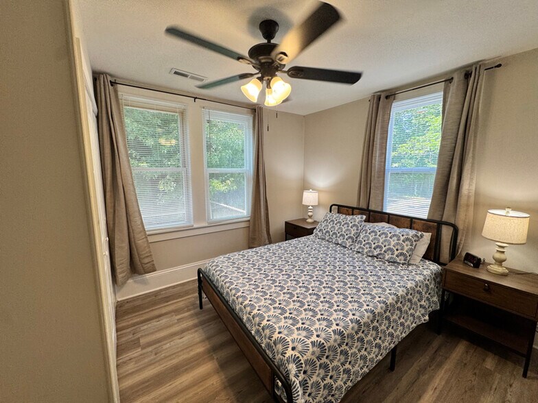 Building Photo - 214 E Horah St