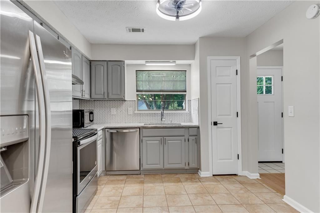 Building Photo - 5097 Village Green Way