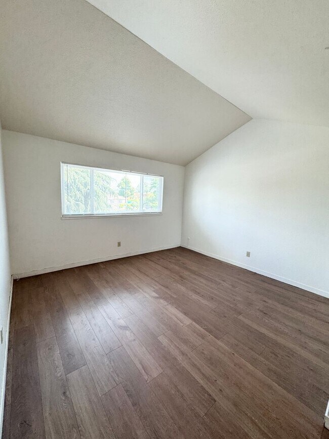 Building Photo - Bright Vaulted-Ceiling Condo in Gated Community • Pool • W/D Included • Move-In Ready