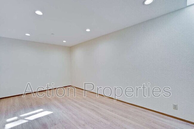 Building Photo - 947 La Mesa Terrace
