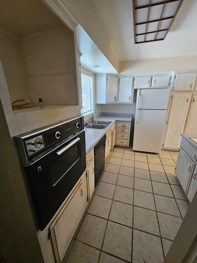 Building Photo - Large 3 bedroom in great location