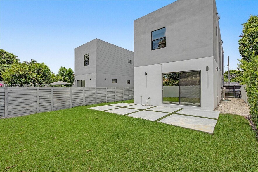 Building Photo - 2320 SW 14th St