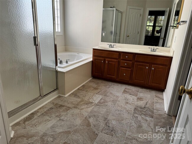 Building Photo - 15628 Sullivan Ridge Dr