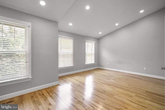 Building Photo - 10 Loganwood Ct