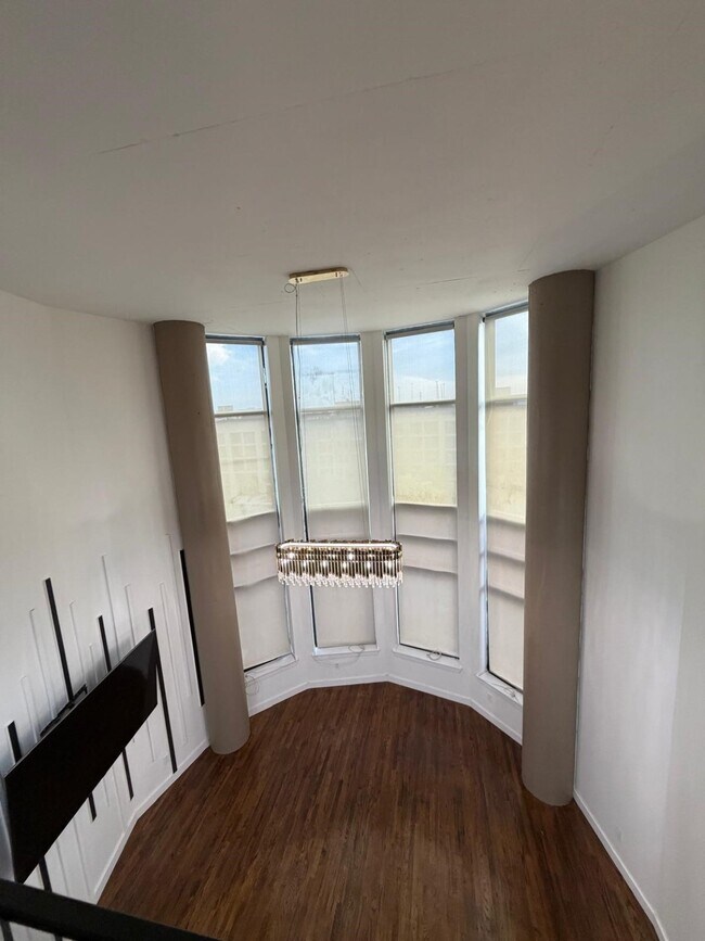 Building Photo - 5005 Hidalgo St