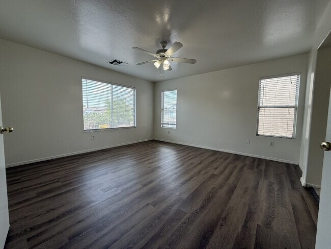 Building Photo - "Spacious 3-Bedroom Gem with 2.5 Baths in ...