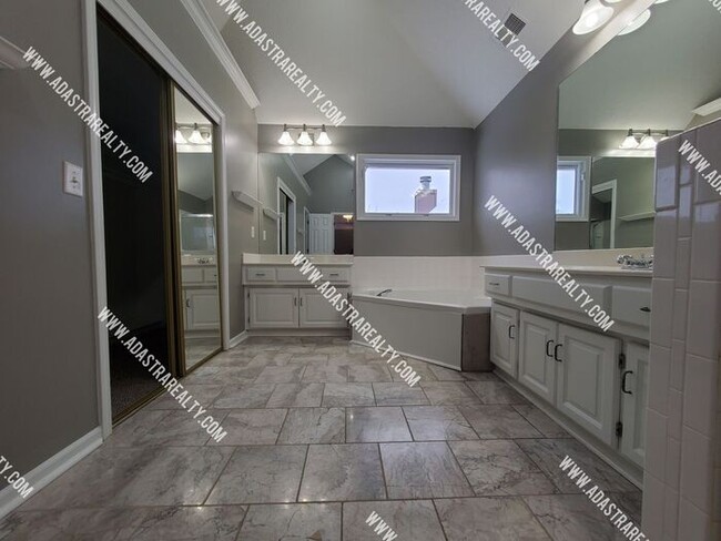 Building Photo - Gorgeous Blue Valley Home-Available in JULY!!