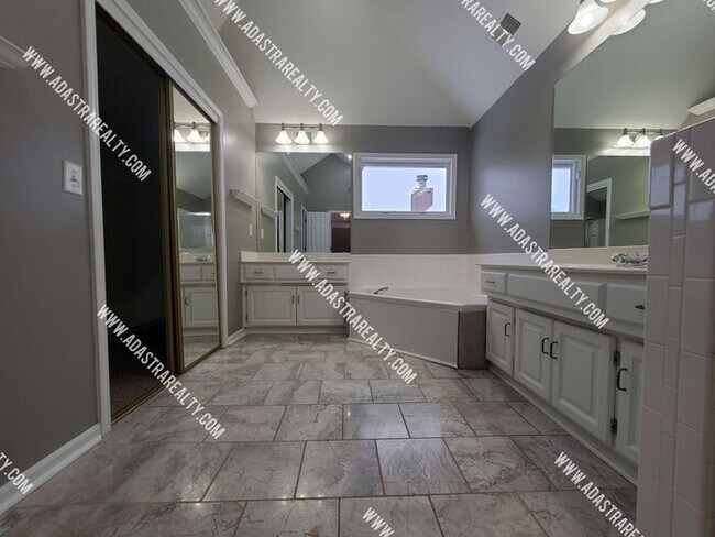 Building Photo - Gorgeous Blue Valley Home-Available NOW!!