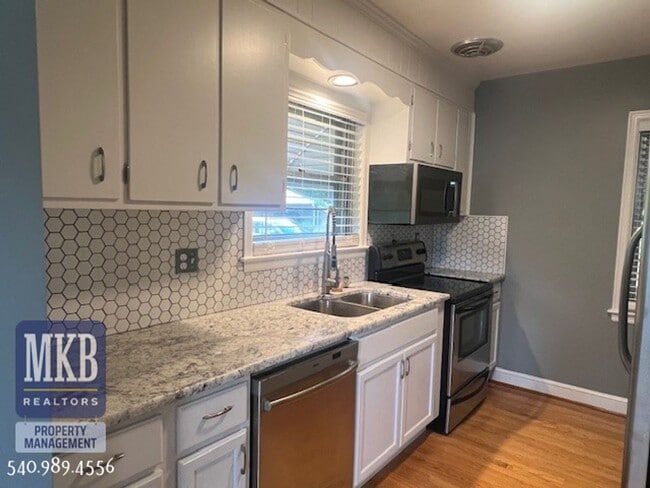 Building Photo - 2-Possibly 3 Bedroom completly remodeled h...