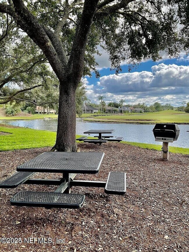 Building Photo - 13703 Richmond Park Dr N