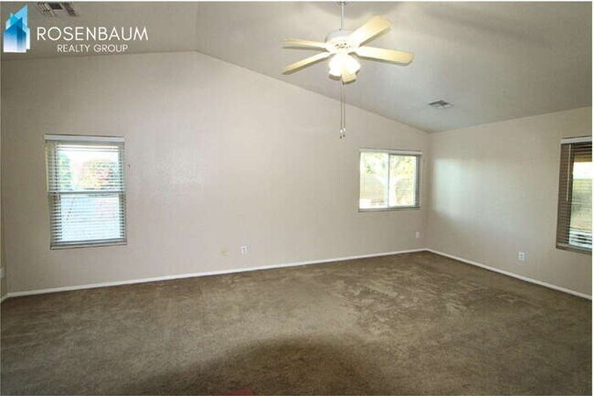 Building Photo - Gorgeous 4-bedrooms, 2-baths home with den in Peoria!
