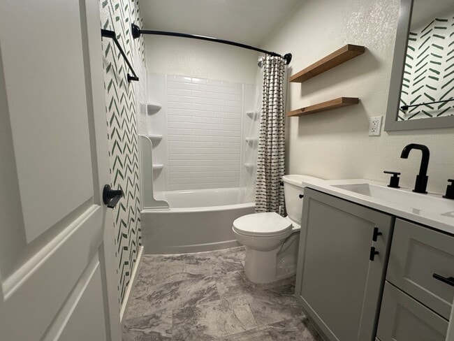 Building Photo - 2 Bedrooms, 1 Bath, Garage, Washer and Dryer Hookups