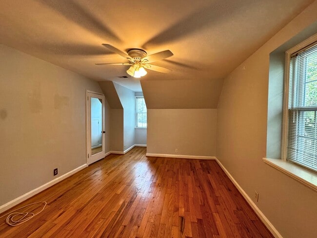 Building Photo - 3 level end unit 1br+den 2ba town house in...