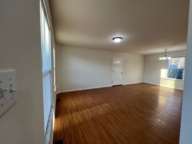 Building Photo - 3 Bedroom 2 bath 2 car garage house