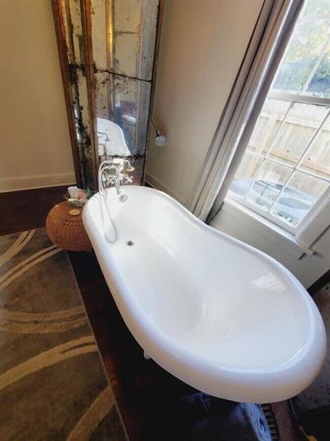 Building Photo - Beautiful Spacious 4 BD Home and 1 BD Back House with Pool!! Right Across Rhodes College, Perfect...