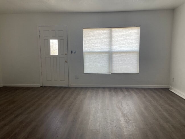 Building Photo - Cute and updated 3 bedroom 1 bathroom home...