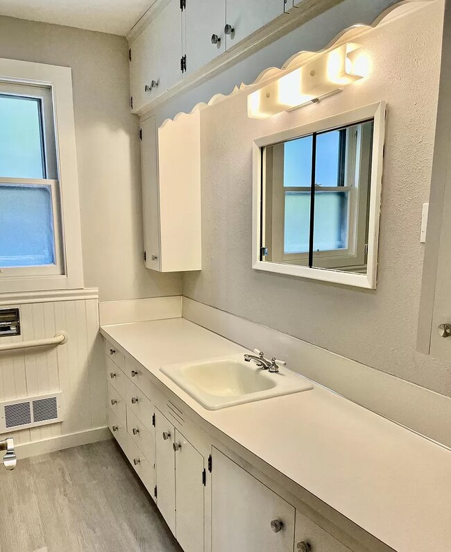 Main Floor Bathroom - 5426 N Oberlin St