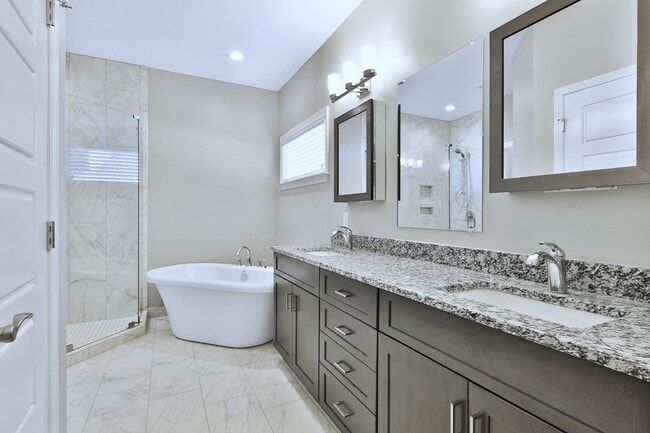 Master Bath - 300 Vendella Cir