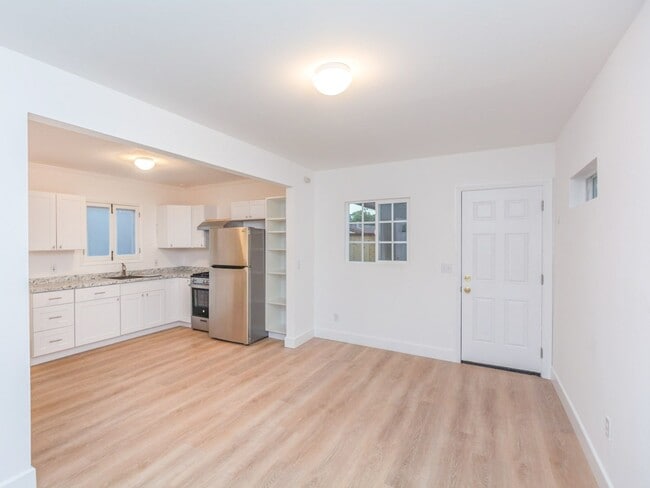 Building Photo - Freshly Updated Studio w/Patio in South Park! * All Utilities Included! *