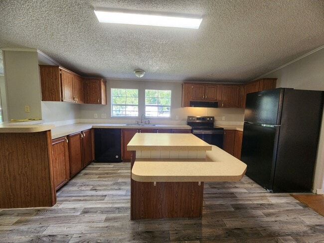 Building Photo - 3 Bed 2 Bath  FENCED land w/ Workshop 3 Miles from WEC!