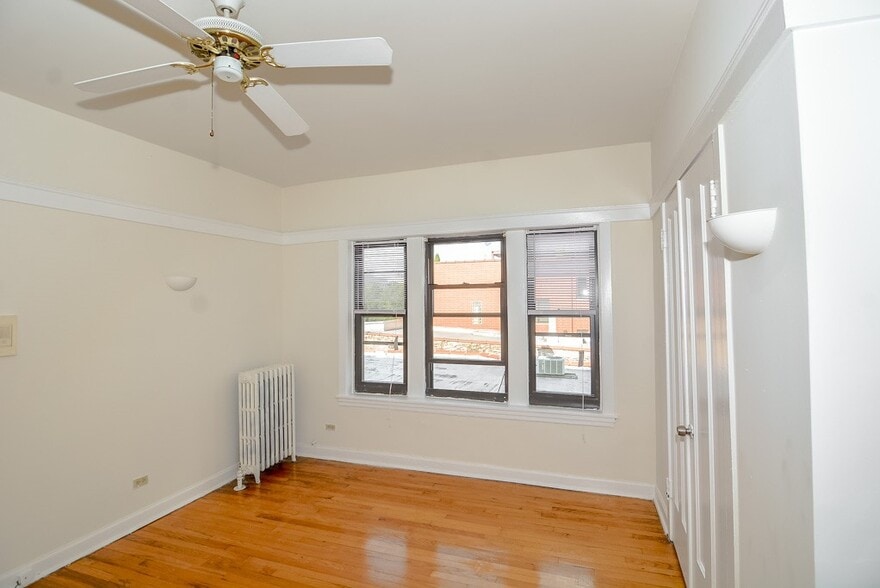 Building Photo - 821 W Waveland Ave