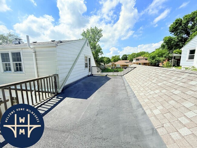 Building Photo - 10431 W Hillside Ave