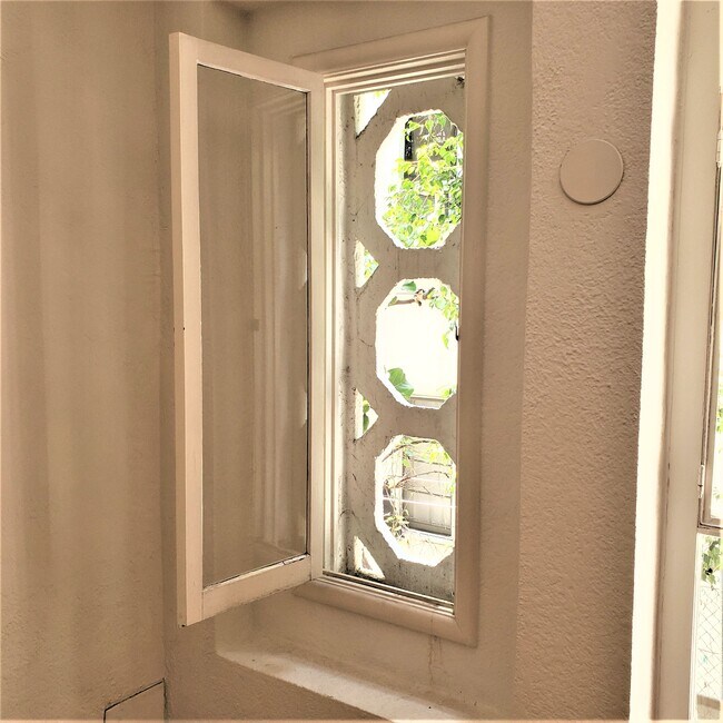 window detail in livin room - 1235 N Sweetzer Ave
