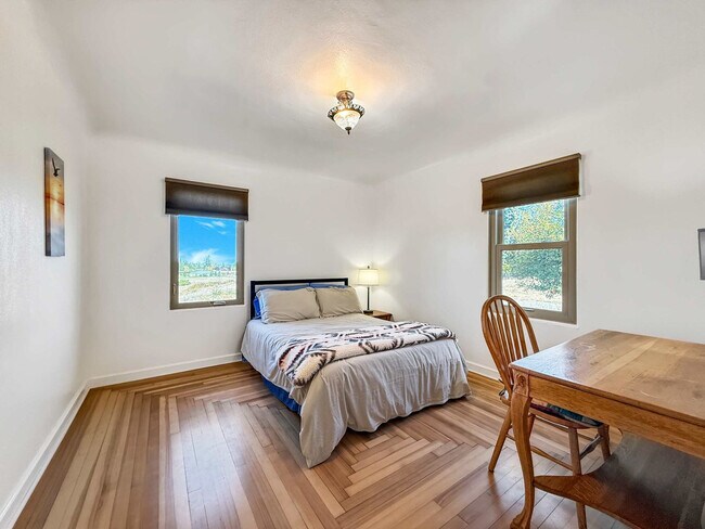 Building Photo - 1430 W Hendrickson Rd