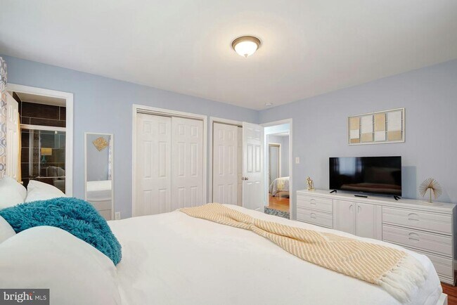 Building Photo - 900 E Tantallon Dr