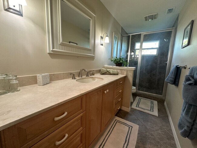 Building Photo - ** 3/2.5 Private Oasis Furnished or Unfurn...