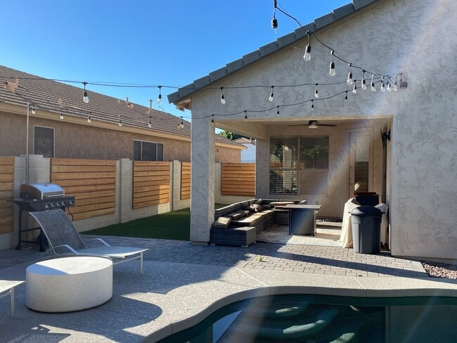 Building Photo - PRIVATE POOL, ADORABLE 3 Bedroom/2 Bath in Dobson Place