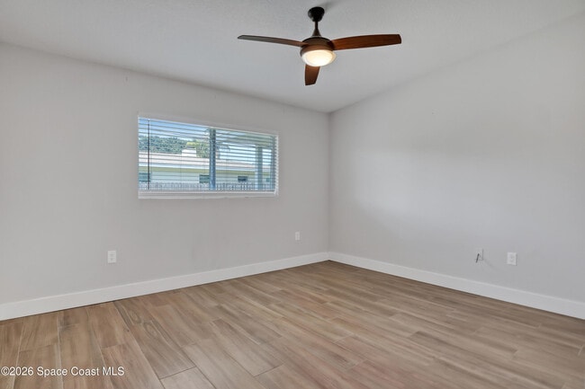Building Photo - 580 Pine Tree Dr