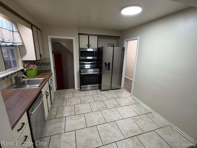 Building Photo - 6835 Rosemont Ave