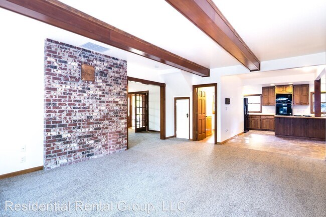 Building Photo - 4 br, 2.5 bath House - 641 East Main Street