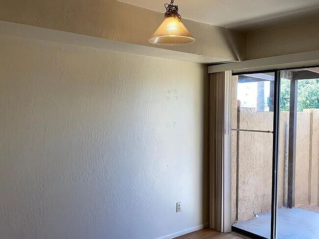 Building Photo - 2 Bed / 1.5 Bath Townhome | Fireplace | Private Yard | Walk-In Closets