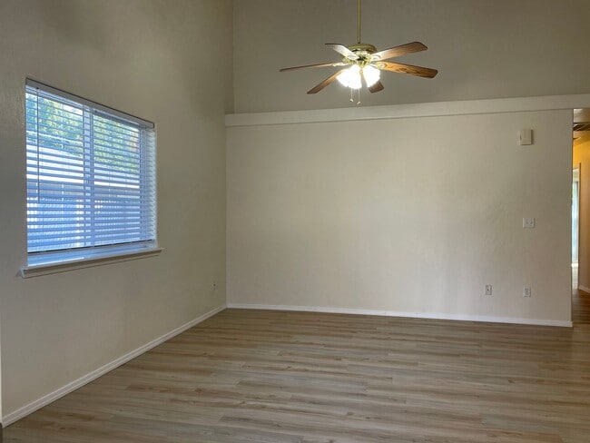 Building Photo - Very Nice 3 Bedroom 2 Bath Duplex-Located ...