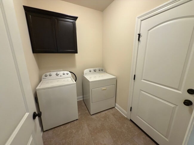 Building Photo - 3-Bedroom Home with Central AC, Gas Fireplace & Spacious Backyard