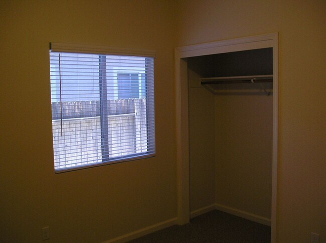 Building Photo - Highland Reserve 4 Bedroom 2 Bath, 1581 sqft, New Paint and Carpet, Great Room Floor Plan with fi...