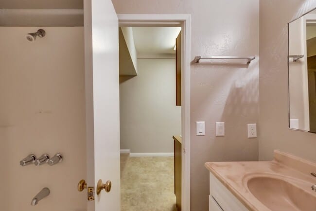 Building Photo - 450+ Sqft Studio in University City