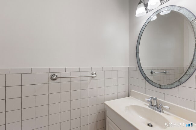 Building Photo - 18 Wessels Pl