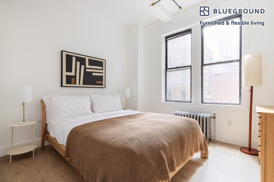 Building Photo - 161 W 54th St