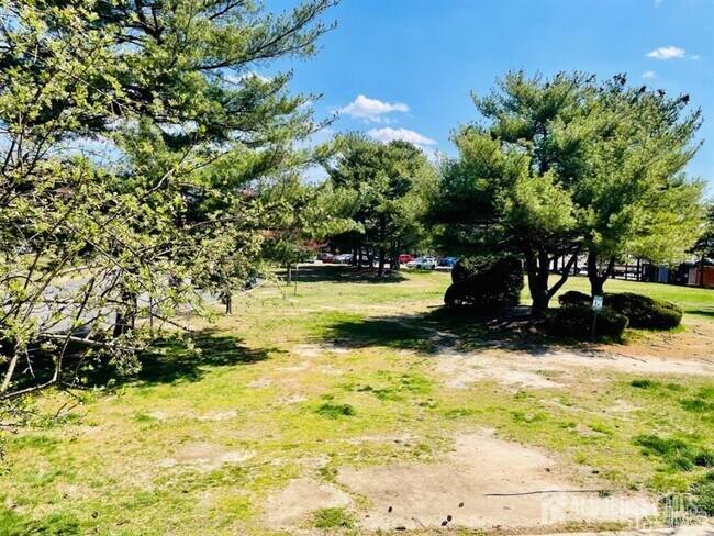 Building Photo - 128 College Dr