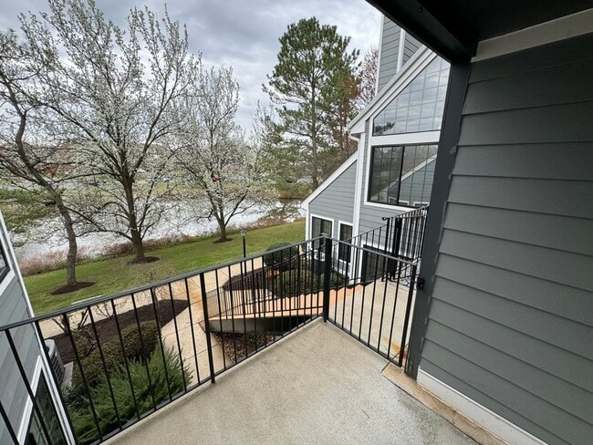 Building Photo - Sophisticated 2 Bed 2 Bath Condo with Loft...